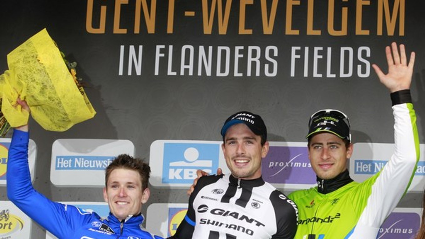Sagan s víťazom pretekov Gent - Wevelgem Johnom Degenkolbom (uprostred) a druhým Arnauda Demarem.