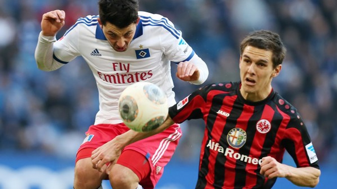 Hakan Calhanoglu z Hamburgu (vľavo).