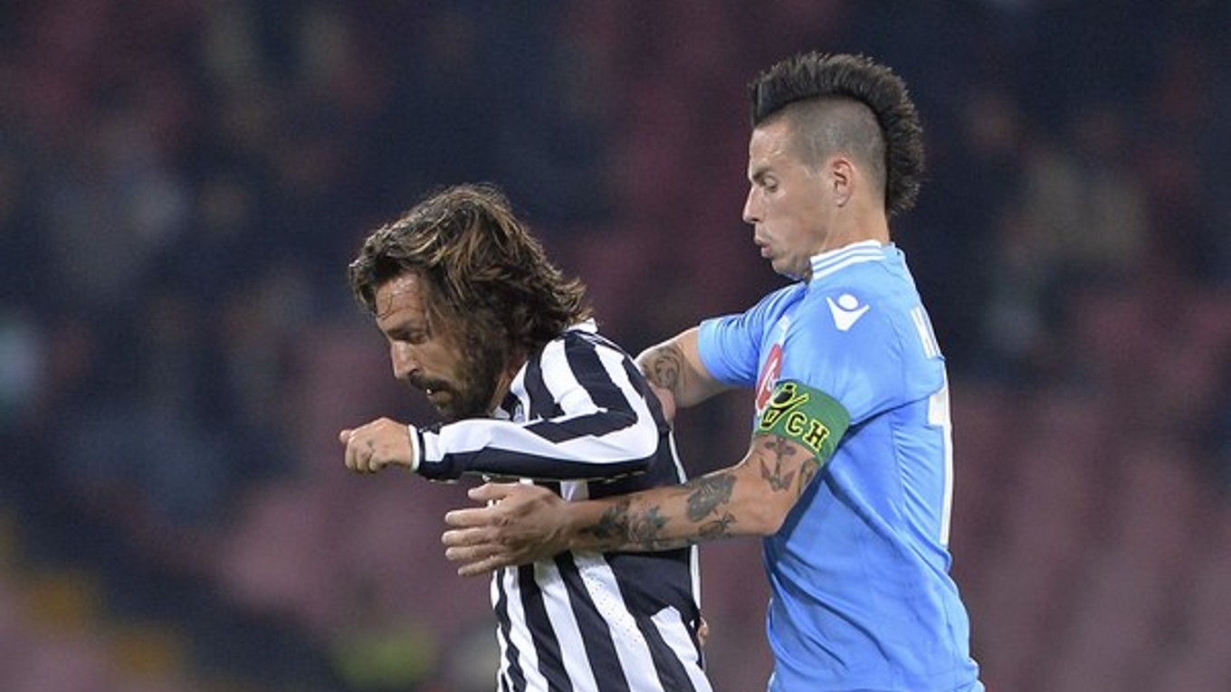 Hamšík v súboji s Pirlom.