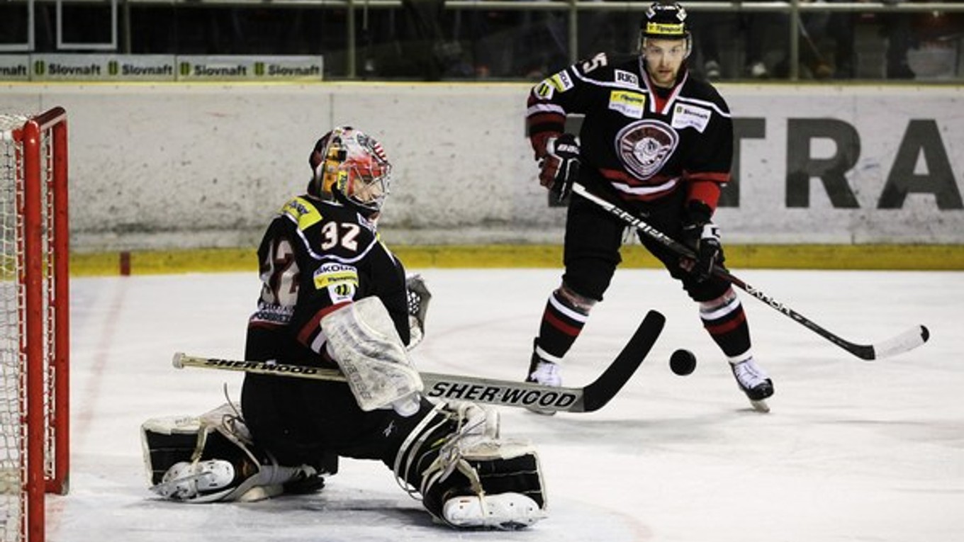 Zane Kalemba (vľavo) z HC'05 Banská Bystrica počas 4. zápasu semifinále proti HK Nitra.