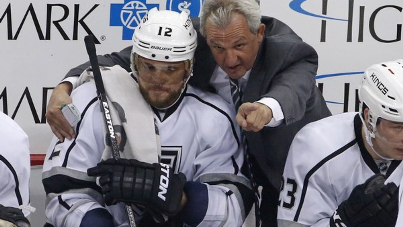 Marián Gáborík dostáva inštrukcie od trénera Darryla Suttera.