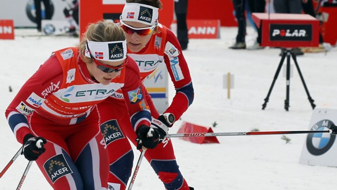 Ingvild Flugstad Oestberg odovzdáva a Maiken Caspersen Falla v štafete pokračuje. Nórsko má najrýchlejšie ženy-bežkyne.