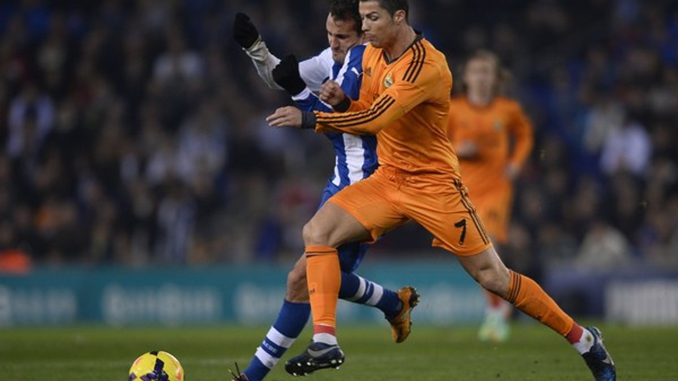 V súboji o loptu s Ronaldom hráč Espanyolu Stuani.