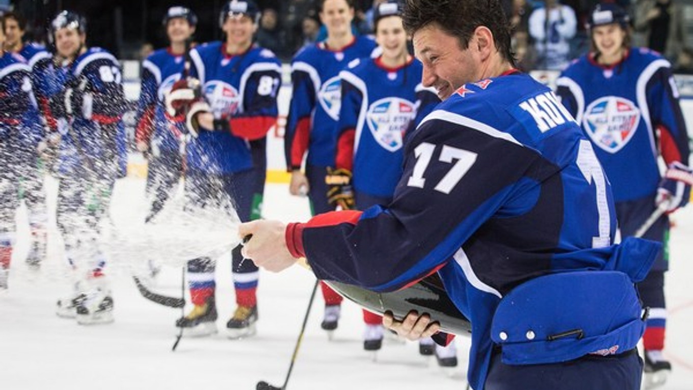 Kapitán Iľja Kovaľčuk oslavuje so svojím tímom výhru v Zápase hviezd (hore). Jeden gól Západu dal aj Jonathan Cheechoo. Najrýchlejší korčuliar bol zase Milan Bartovič.