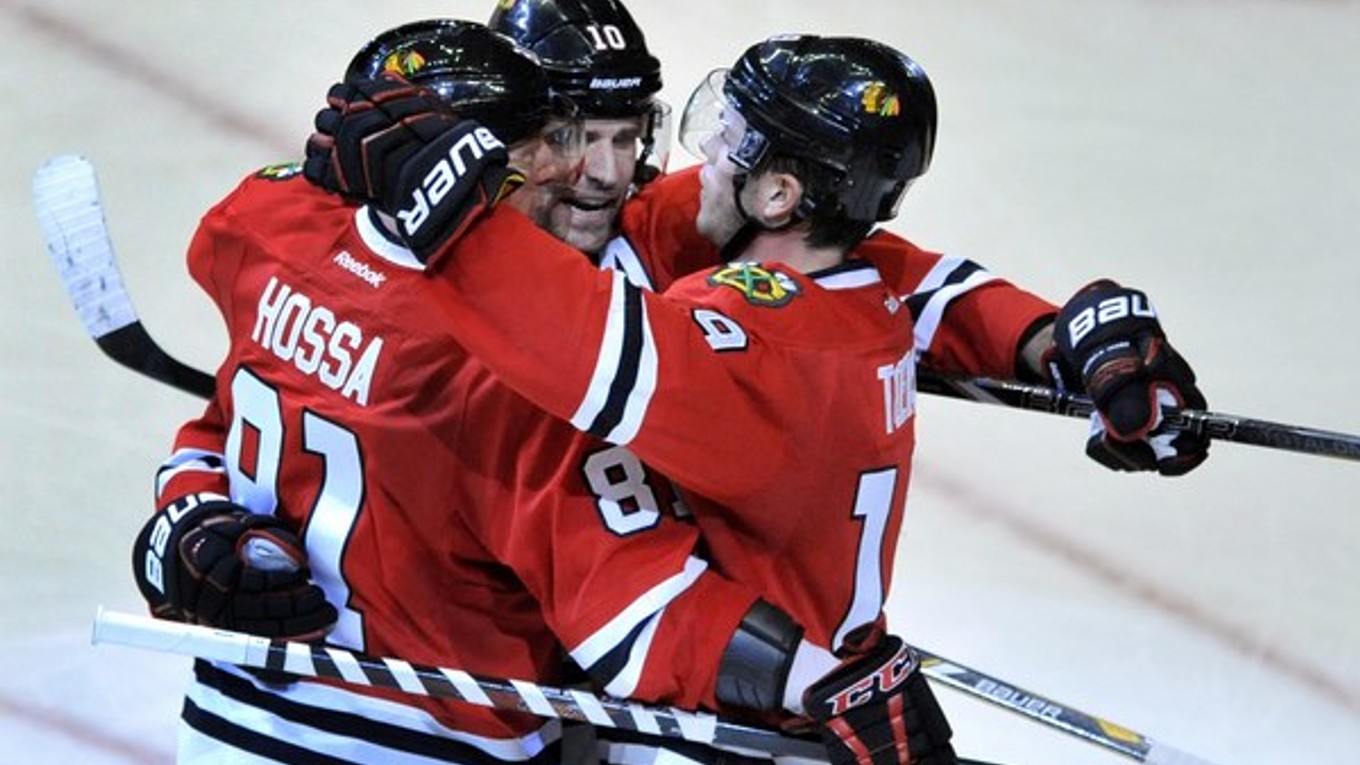 Marian Hossa sa teší s Jonathanom Toewsom a Patrickom Sharpom.