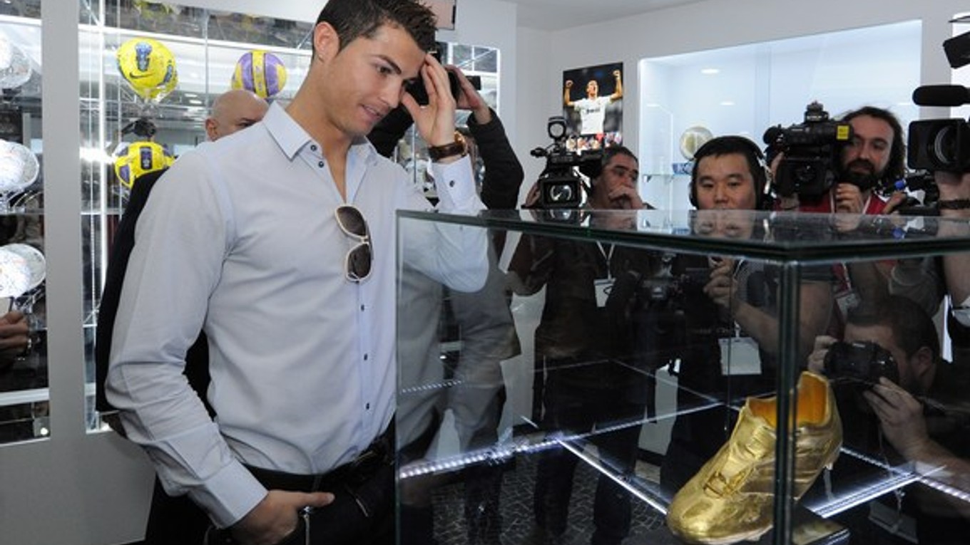 Ronaldo si prezerá jednu zo svojich trofejí vo svojom múzeu, ktoré otvorili vo Funchale na ostrove Madeira, v jeho rodisku, 15. decembra 2013.
