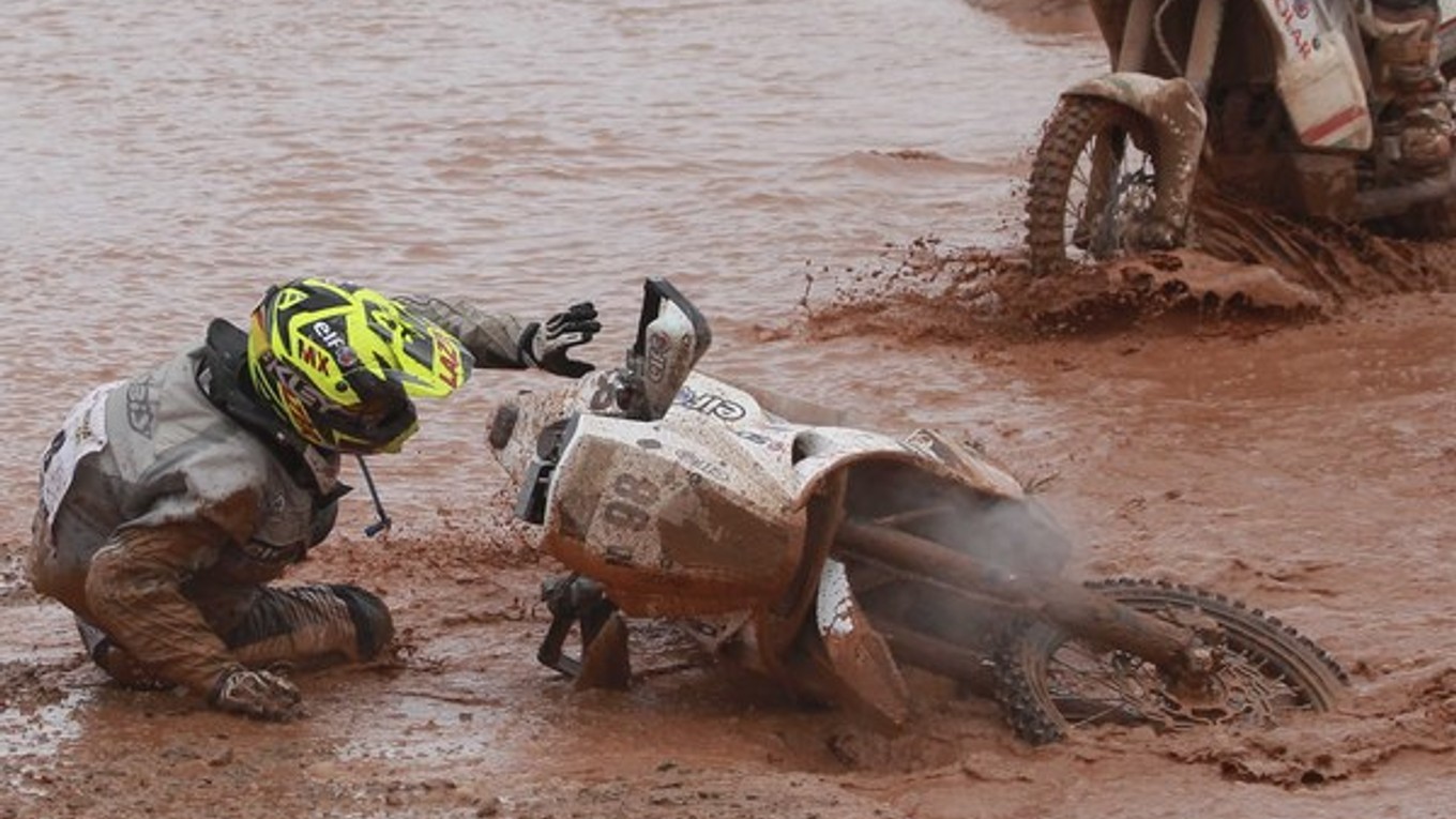 Francúzsky motocyklový jazdec na KTM Stephane Hamard padá počas 7. etapy.