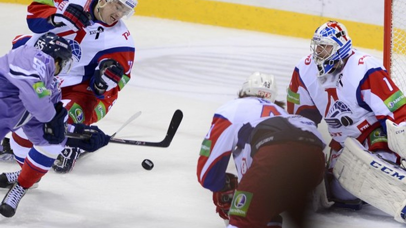 Mário Bližňák (vľavo) strieľa víťazný 4. gól Jaroslavľu 8. decembra 2013 v Bratislave.