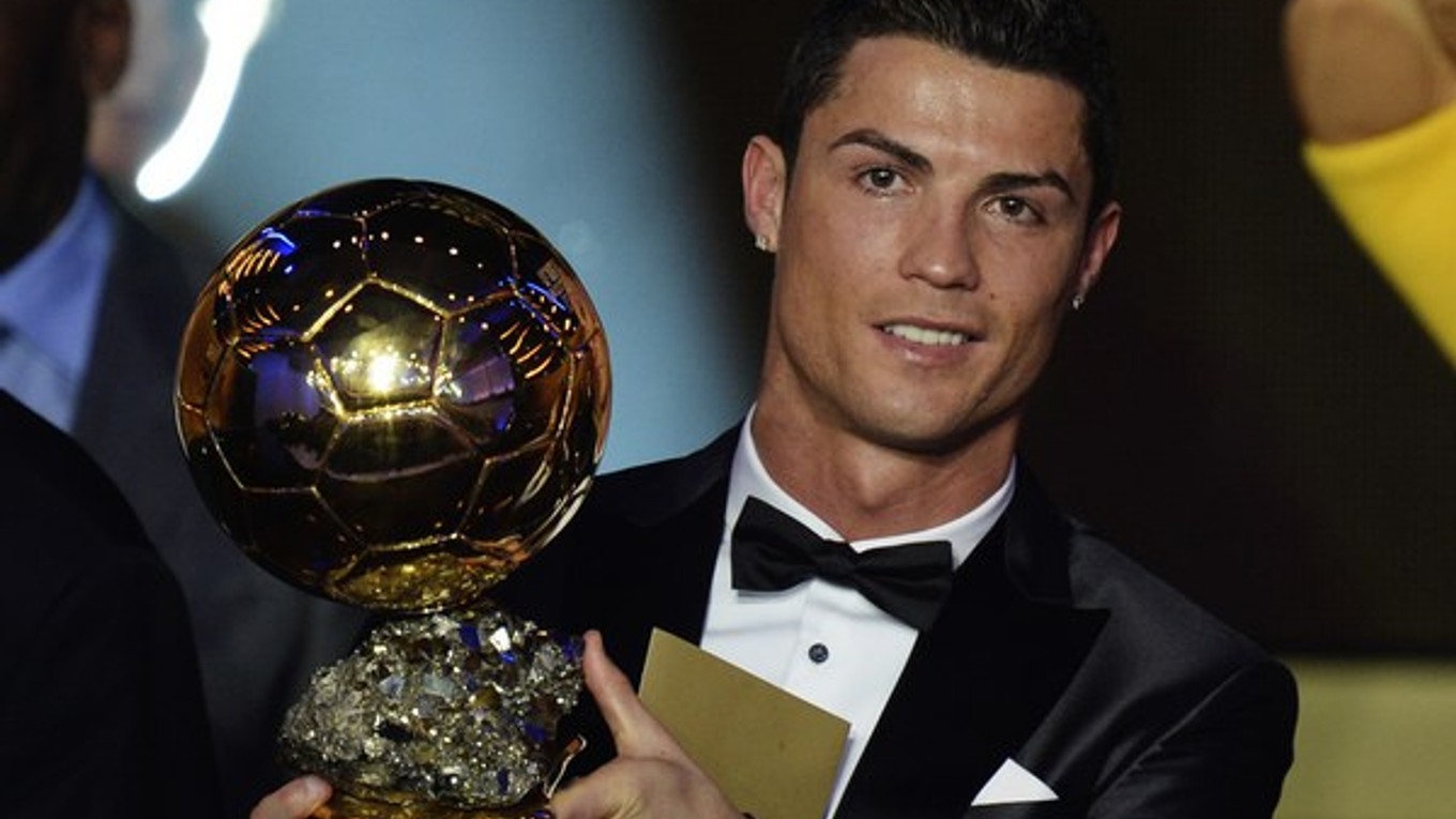 Cristiano Ronaldo s trofejou.
