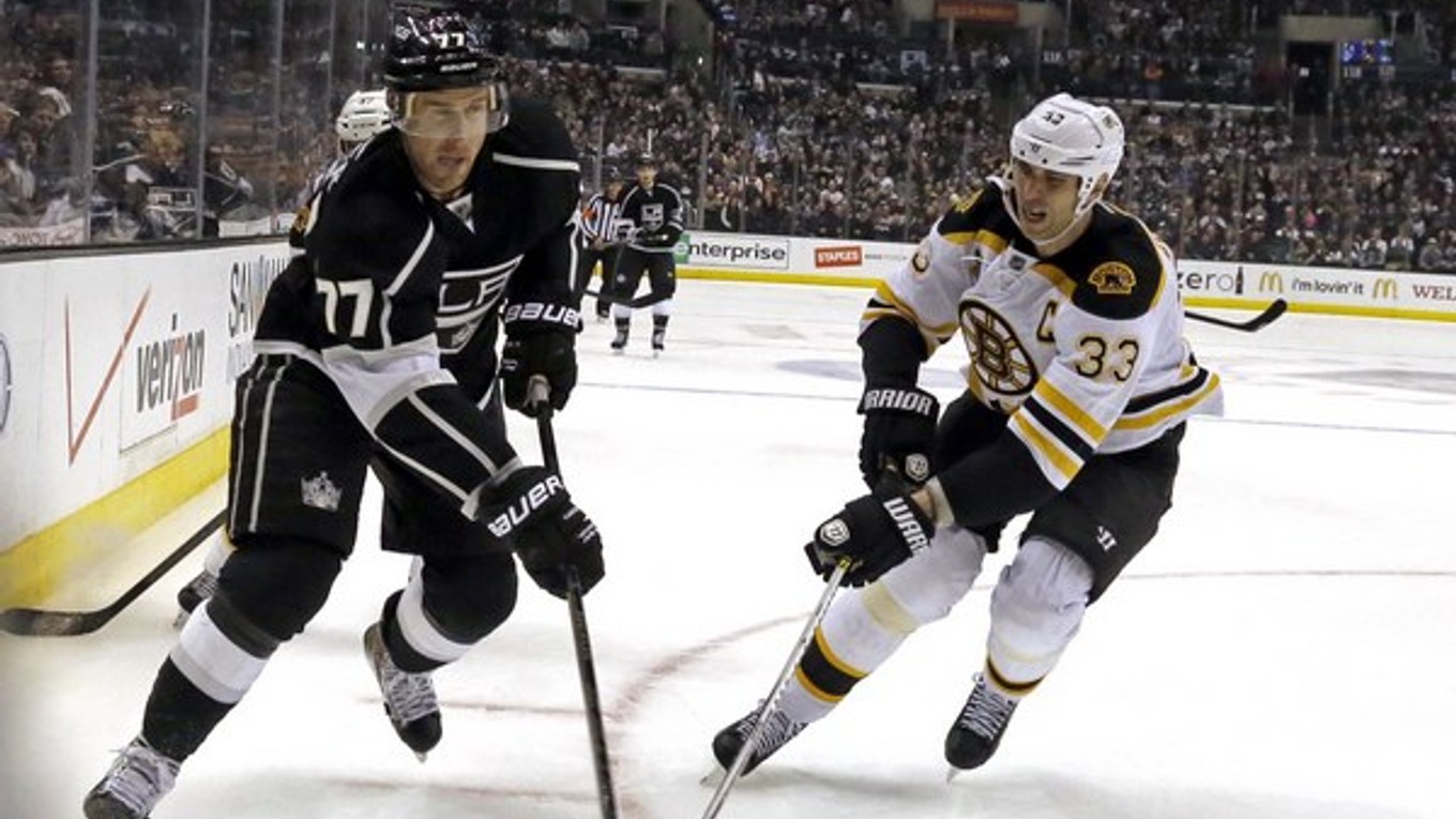 Zdeno Chára v drese Bostonu (vpravo).