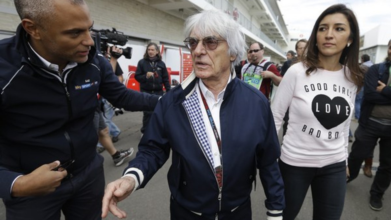 Šéf formuly 1 Bernie Ecclestone (uprostred) a jeho manželka Fabiana Flosiová (vpravo).