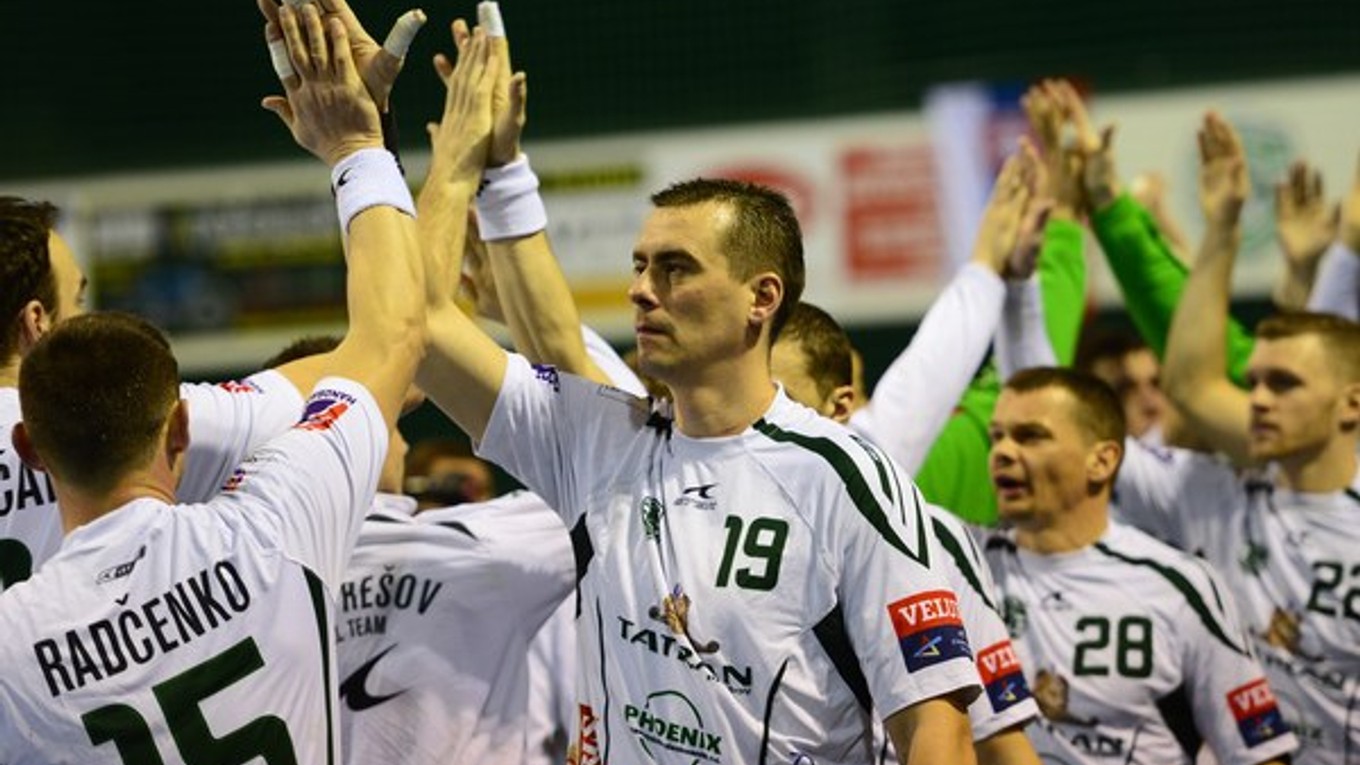Hádzanári Tatranu Prešov: s číslom 19 Peter Tumidalský, vľavo Alexander Radčenko, druhý sprava Radoslav Antl a celkom vpravo Vladimír Guzy.