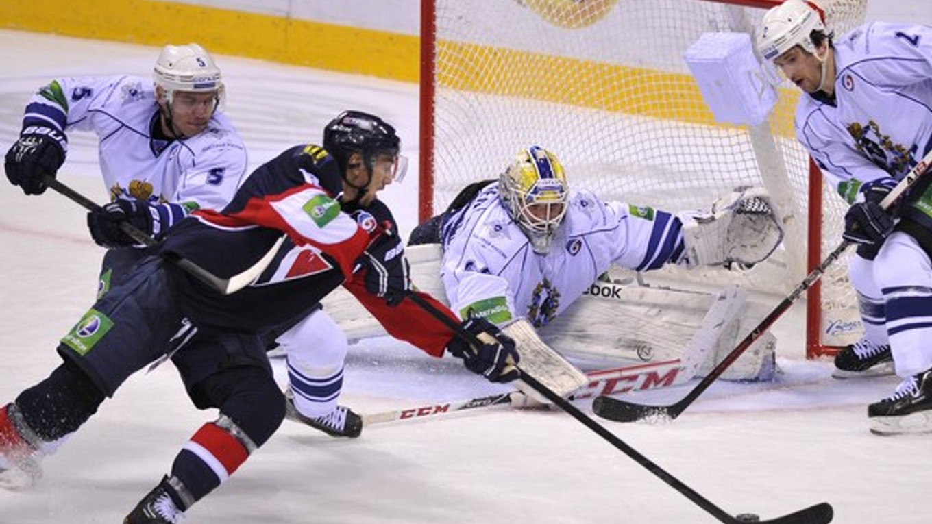 Miroslav Šatan ohrozuje bránku Chabarovska.