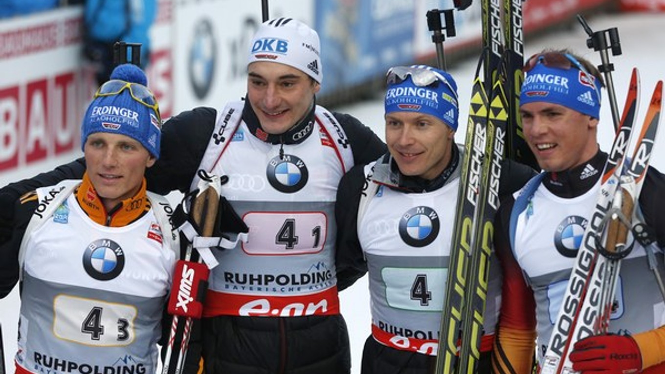 Nemecká biatlonová štafeta. Simon Schempp stojí celkom vpravo.