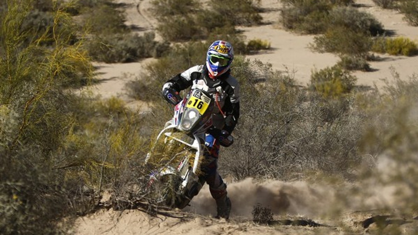 Ivan Jakeš uzatvára prvú desiatku poradia súťaže motocyklov Dakaru.