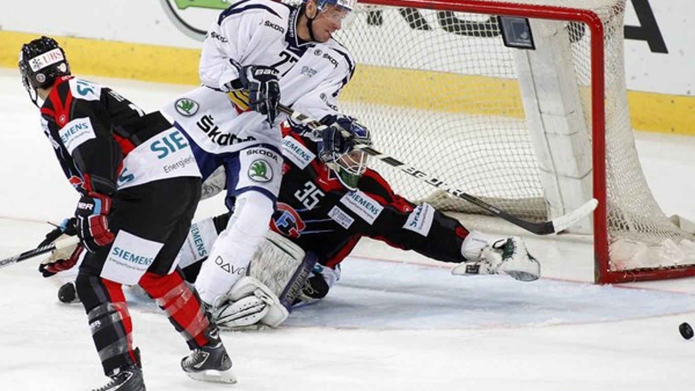 Peter Húževka (uprostred) z Vítkovíc Steel počas zápasu na Spenglerovom pohári v Davose 28. decembra 2012.