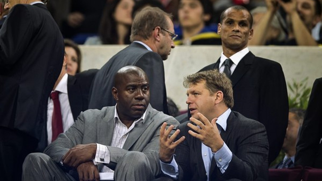 Bývalý skvelý basketbalista Los Angeles Lakers Magic Johnson (vľavo) sa rozpráva pred začiatkom prestížneho El Clasica medzi FC Barcelonou a Realom Madrid  v španielskej Primera División 7. októbra 2012 v Barcelone.