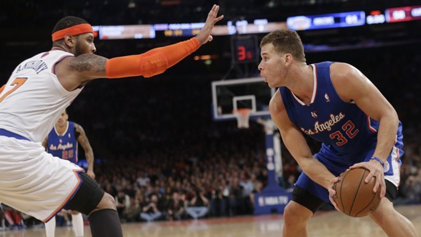 Carmelo Anthony bráni Blakea Griffina z Los Angeles Clippers.