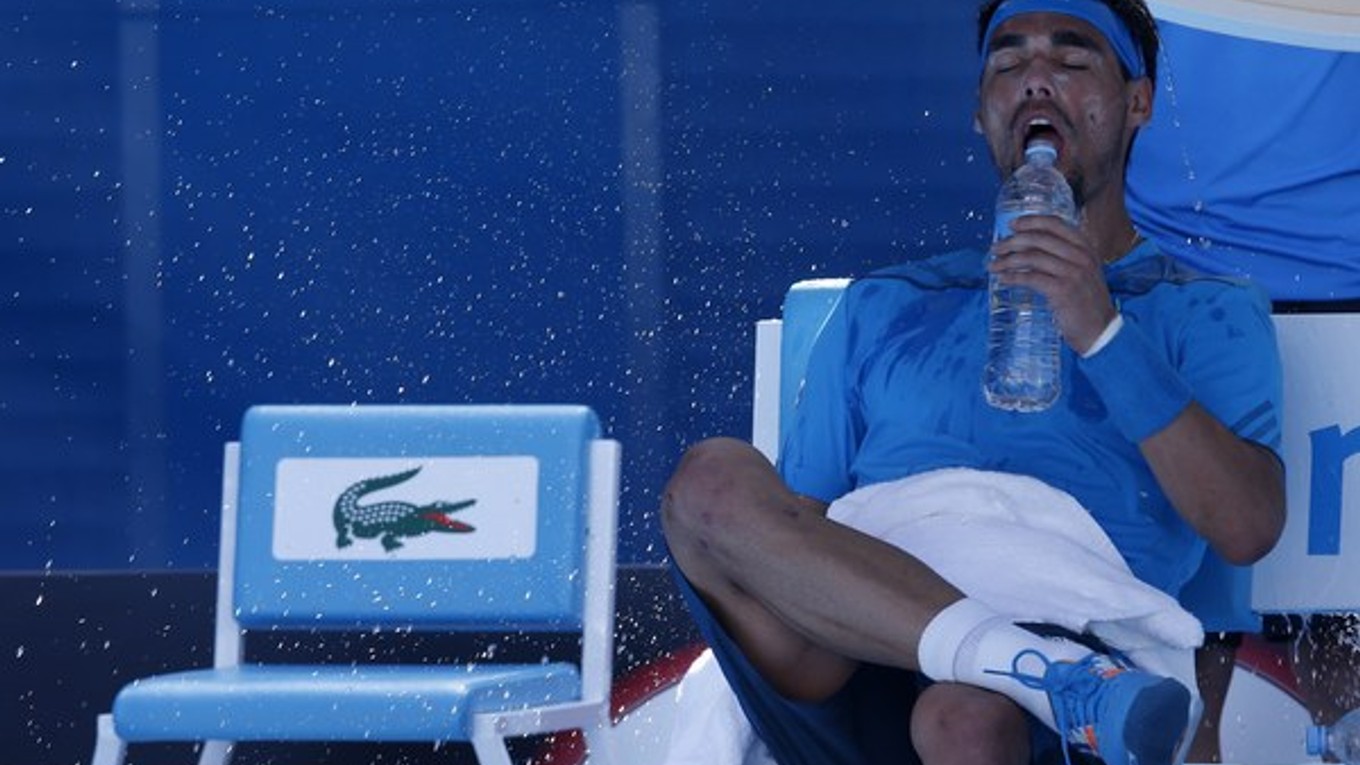 Fabio Fognini v zápase proti Novakovi Djokovičovi.