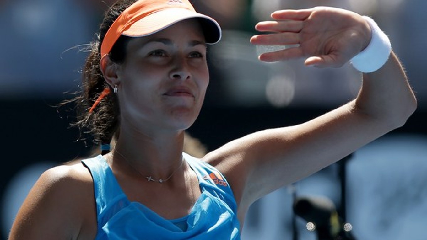 Ana Ivanovičová zdraví publikom po víťazstve nad Serenou.