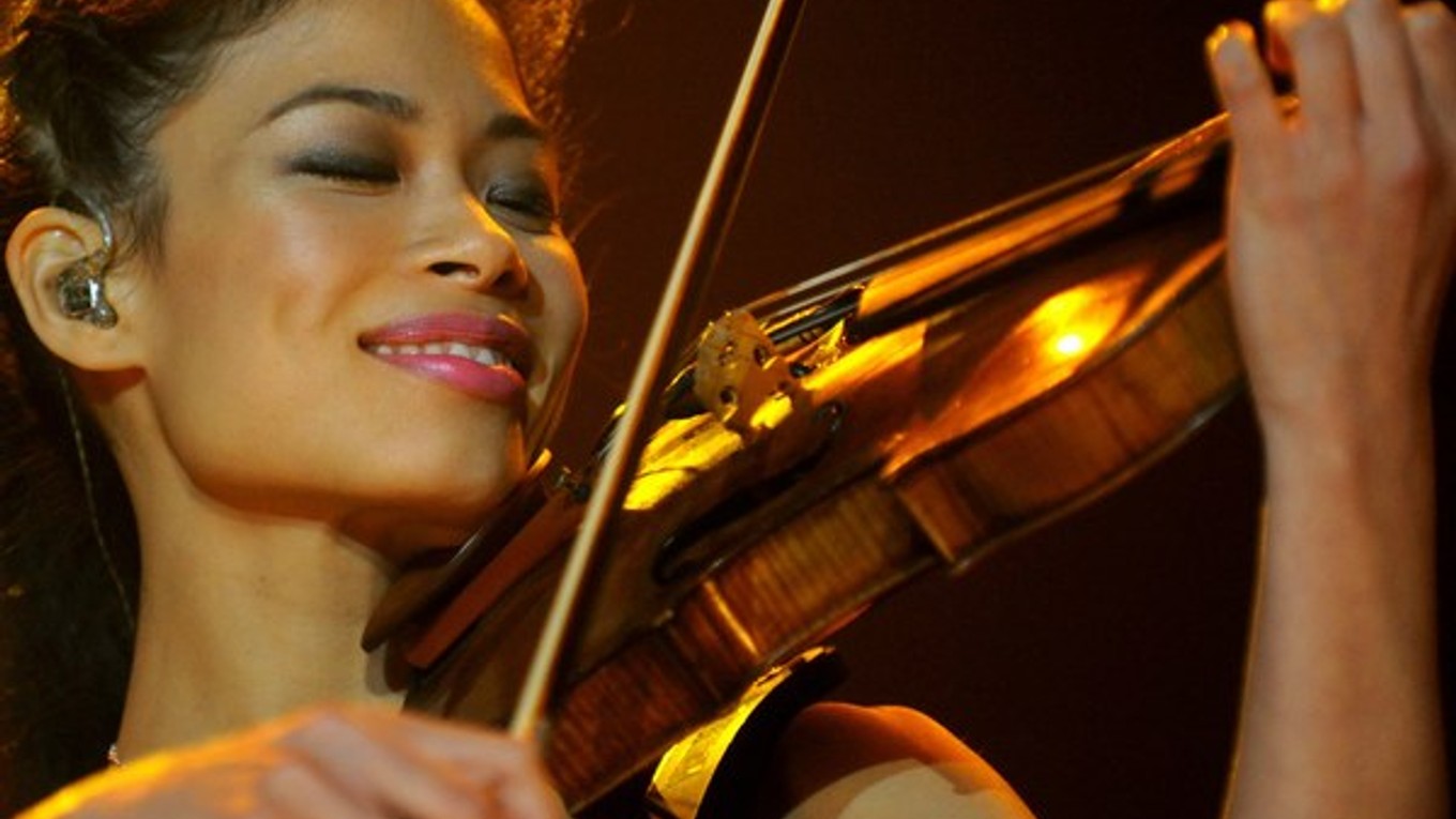 Na snímke z 23. októbra 2008 husľová virtuózka Vanessa Mae v košickej Steel Aréne.