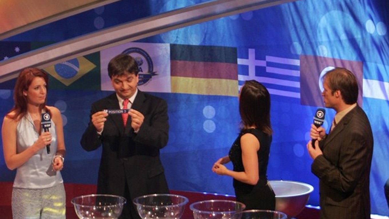 Zástupca generálneho tajomníka FIFA Jerome Champagne druhý zľava.