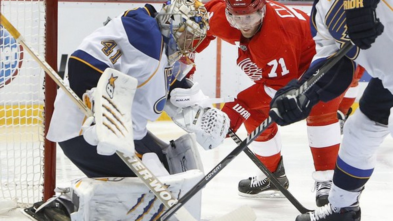 Jaroslava Haláka v bránke St. Louis sa Danielovi Clearymu v červenom drese Detroitu prekonať nepodarilo.