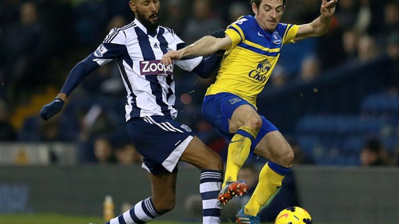 Leighton Baines z Evertonu (vpravo) a Nicolas Anelka z West Bromwichu.