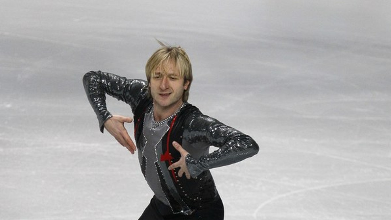 Ruský krasokorčuliar Jevgenij Pľuščenko vystupuje počas kvalifikácie mužov ešte na krasokorčuliarskych majstrovstvách Európy v Sheffielde 23. januára 2012.