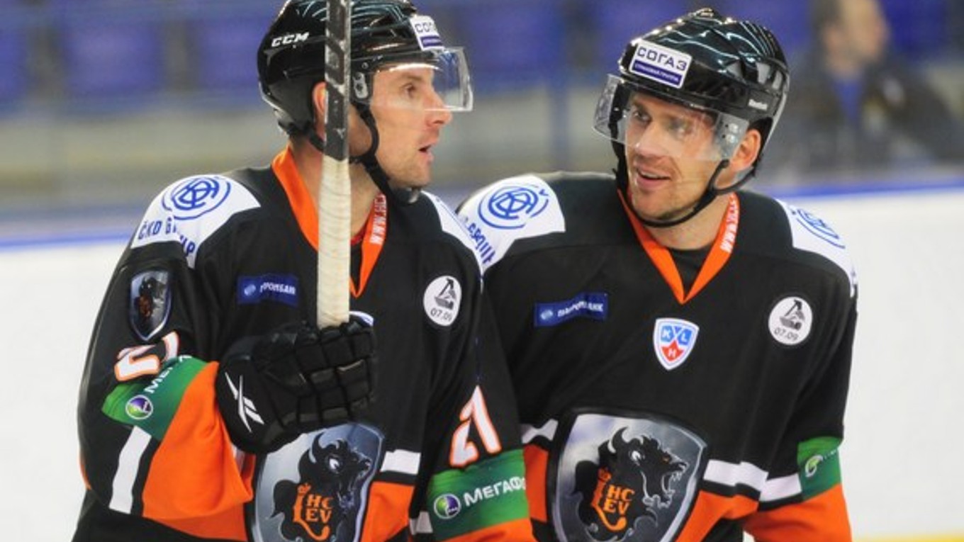 Rudolf Huna (vľavo) ešte v drese Leva Poprad. Vpravo Jiří Hunkes.