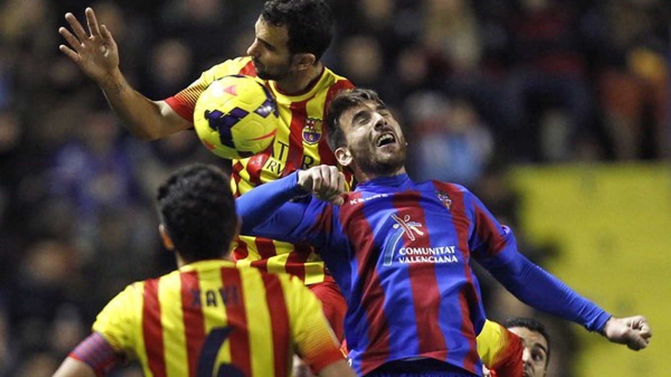 Martin Montoya (hore) z FC Barcelona v nedávnom súboji s hráčom Levante Nikosom Karampelasom v lige, ktorý sa skončil 1:1.