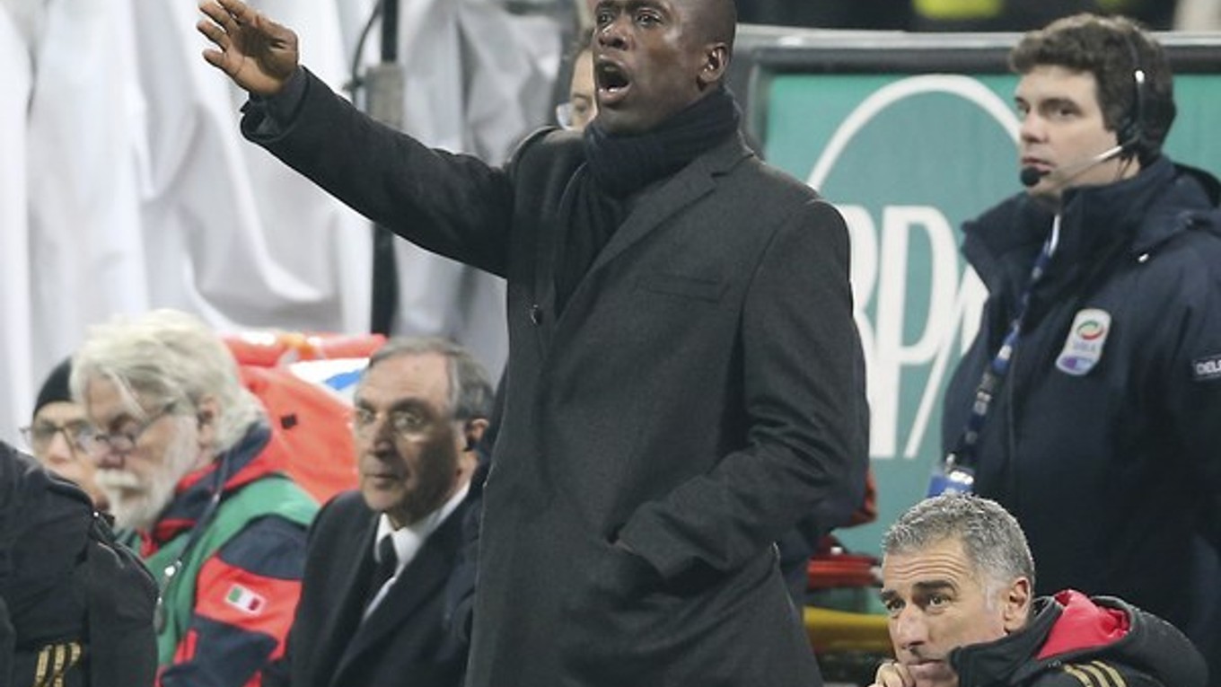Nový tréner AC Clarence Seedorf proti Udinese so svojím tímom neuspel.