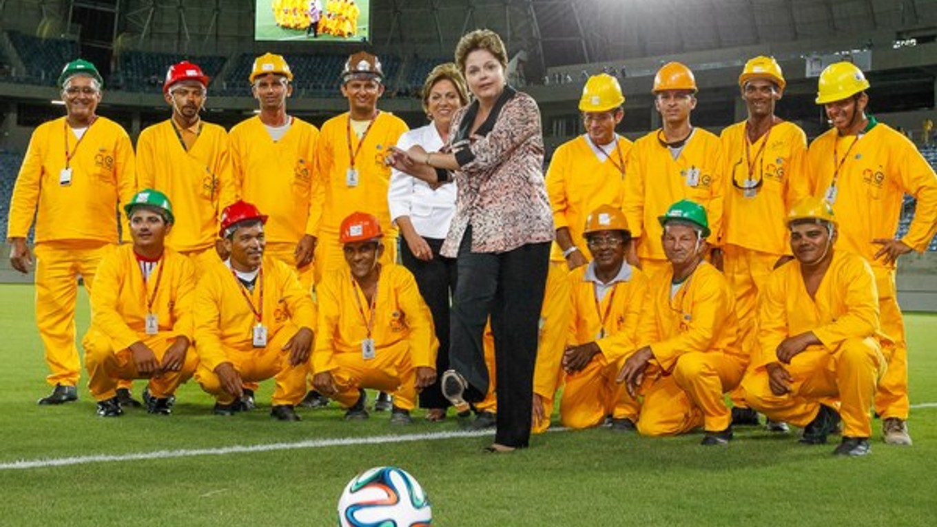 Brazílska presidentka Dilma Rousseff a robotníci pózujú na rozostavanom štadióne v Curitibe.