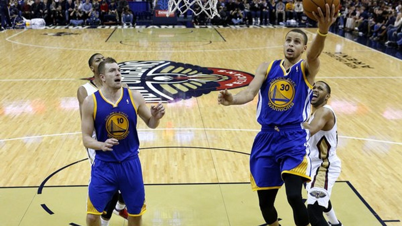 Stephen Curry z tímu Golden State Warriors nesie loptu do koša.