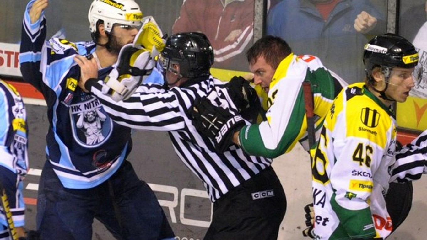 Martin Bača z HK Nitra (vľavo).