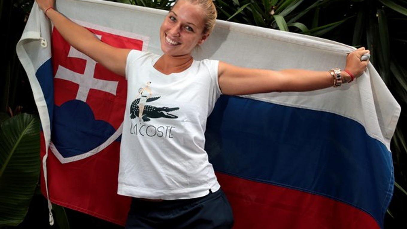 Dominika pózuje v piatok so slovenskou vlajkou.