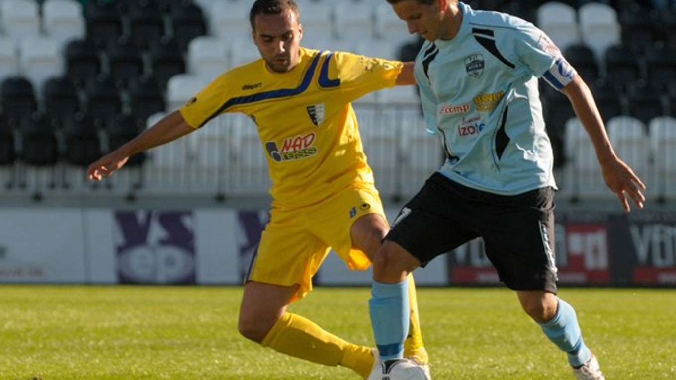 Michal Dian (vľavo) už v drese Myjavy.