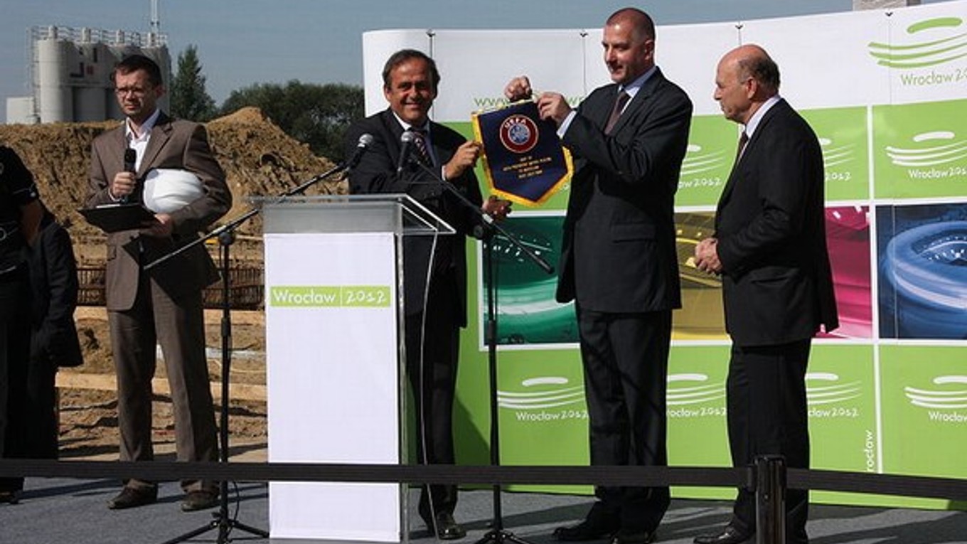 Prezident UEFA Michel Platini (v strede). Ilustračná snímka.