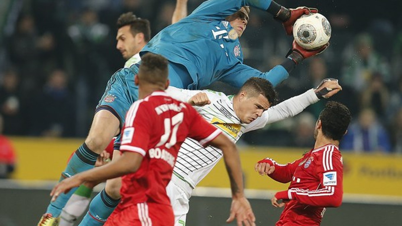 Brankár Bayernu Manuel Neuer vo vzduchu.