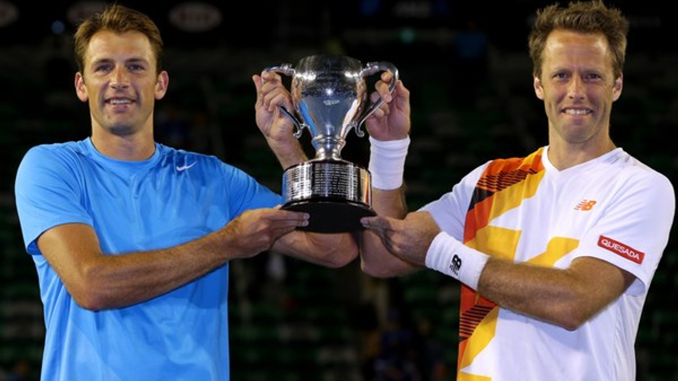 Lukasz Kubot s Robertom Lindstedtom a pohár za výhru Australian Open vo štvorhre.