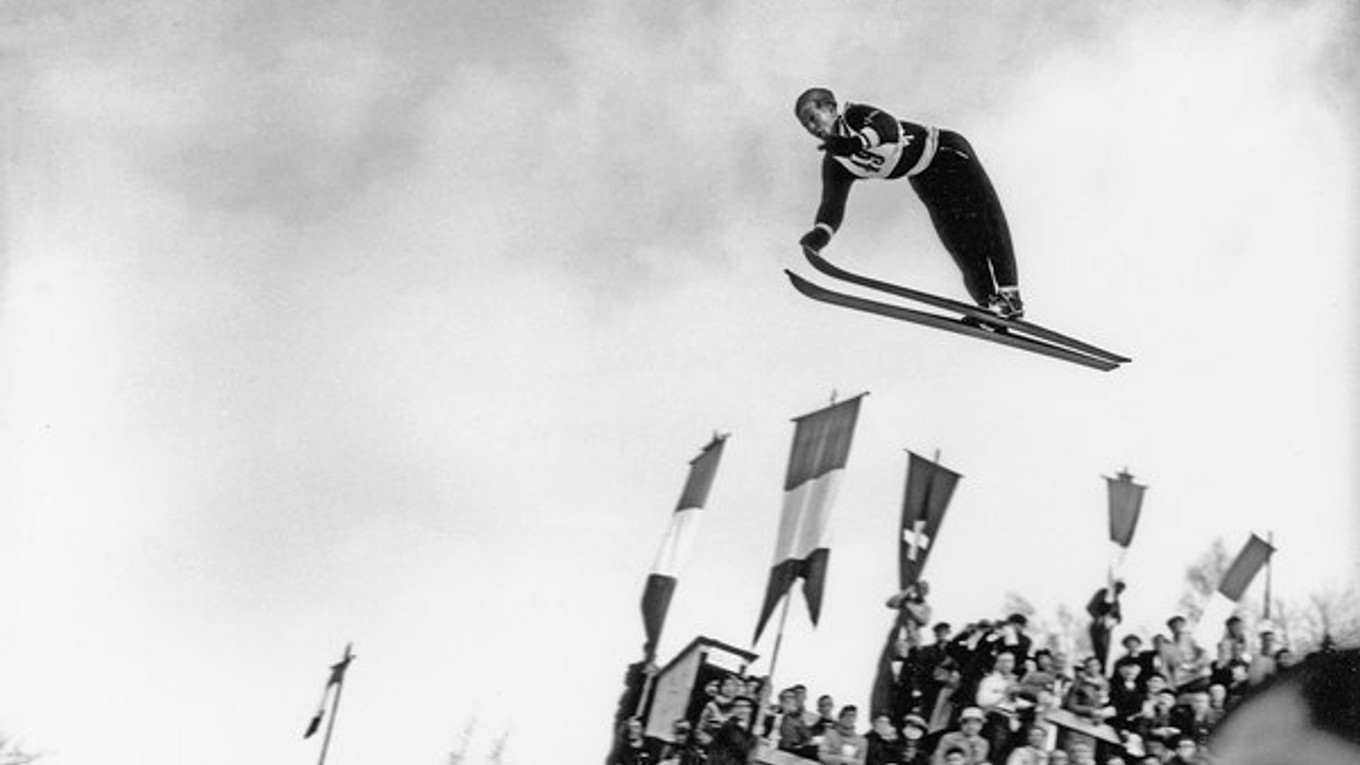 V skokoch na lyžiach sa pretekalo už na prvej olympiáde v Chamonix. Dochovala sa fotografia Nóra Birgera Ruuda, veľkého súpera Andersa Haugena.