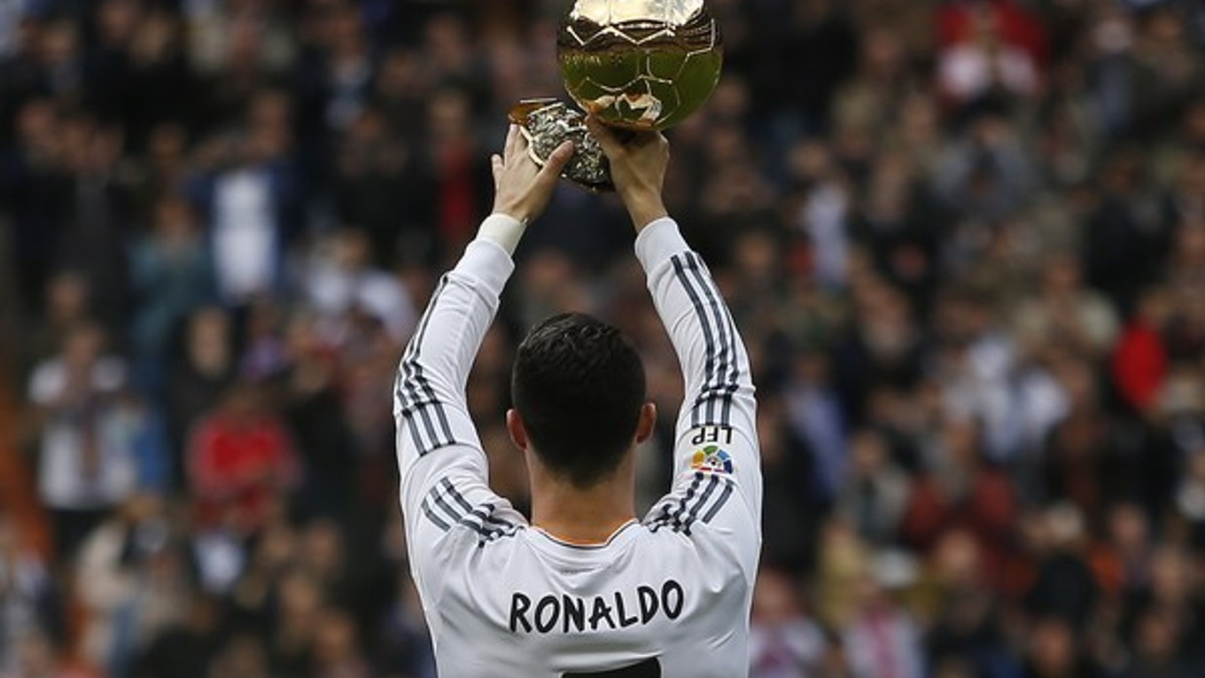 Ronaldo pred zápasom ukázal fanúšikom aj Zlatú loptu.