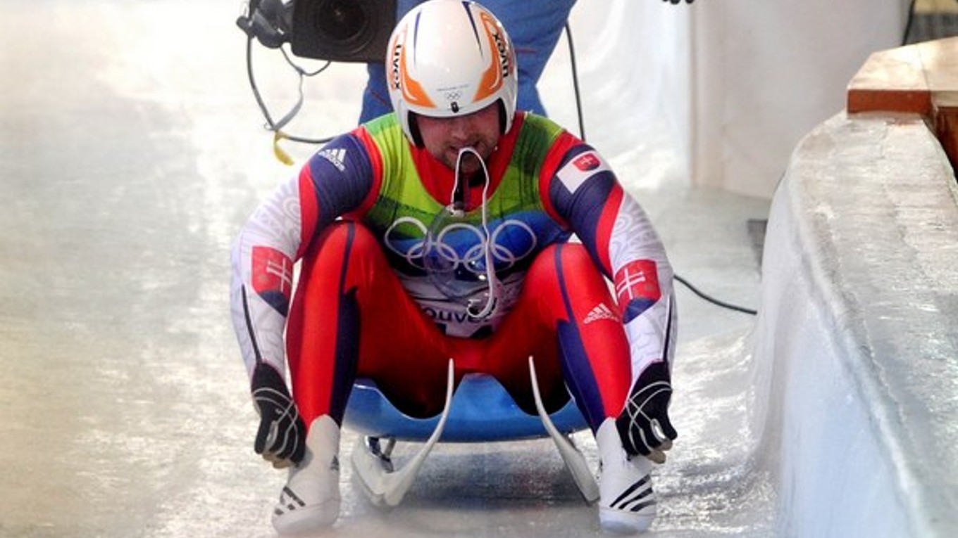 Slovenský sánkar Jozef Ninis  v cieli  svojej jazdy na XXI. zimných Olympijských hrách Vancouver 2010 14. februára 2010.