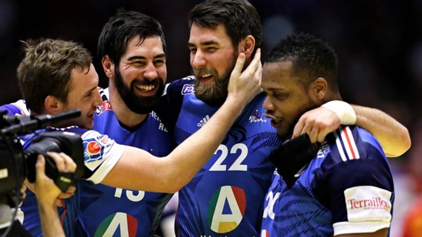 Francúzski hádzanári Porte Valentin, Nikola Karabatič, Luka Karabatič a Cedric Sorhaindo sa takto tešili už z víťazstva proti Španielsku v semifinále majstrovstiev Európy v hádzanej mužov v dánskom Herningu.