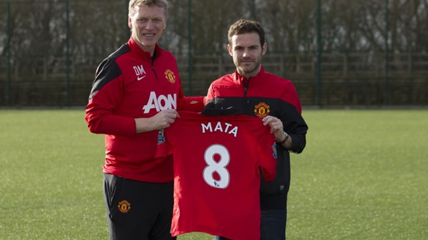 Juan Mata a David Moyes vo farbách Manchesteru United.