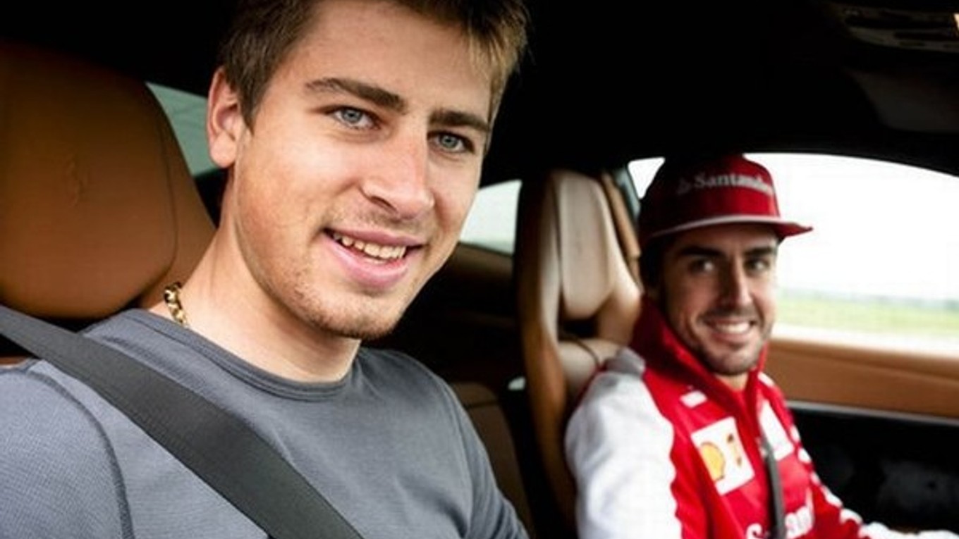 Peter Sagan (vpredu) by mal byť jednou z hviezd nového cyklistického tímu pretekára F1 Fernanda Alonsa (vzadu).