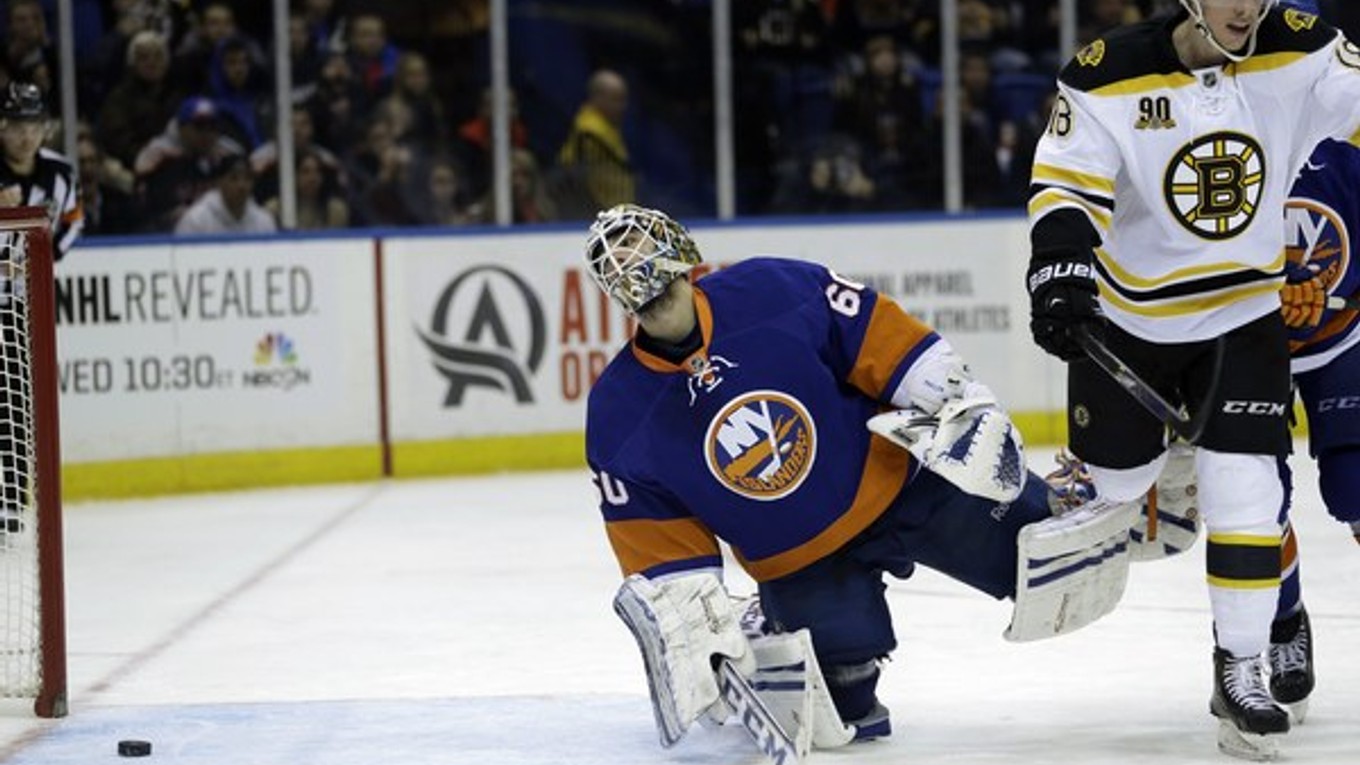 Brankár New York Islanders Kevin Poulin a Chárov spoluhráč Reilly Smith po góle Zdena Cháru.