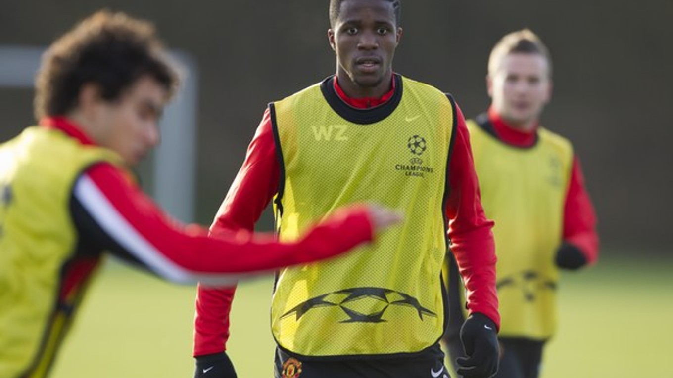 Wilfried Zaha (v strede).