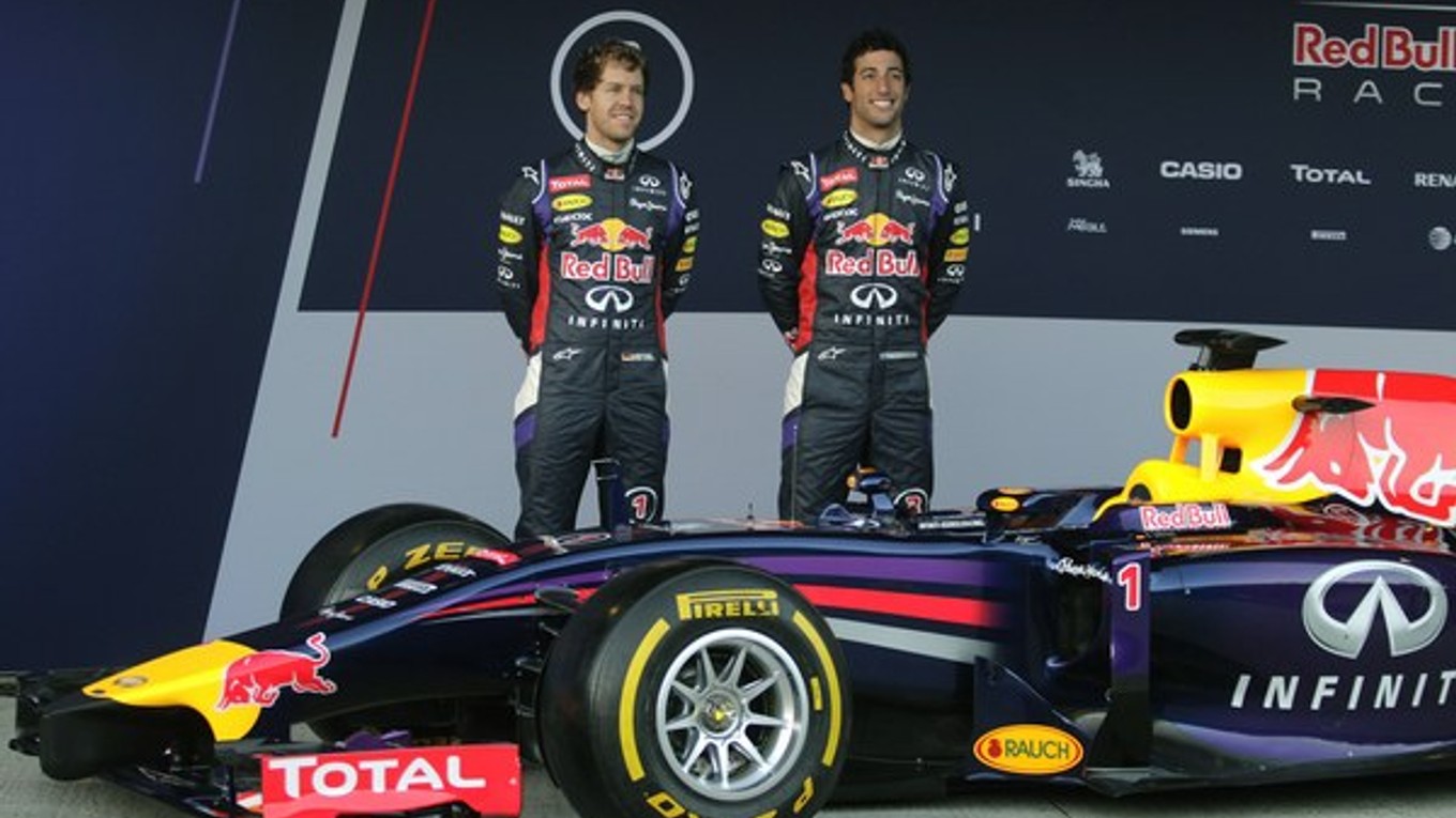 Sebastian Vettel (vľavo), Daniel Ricciardo a ich nový model RB10.