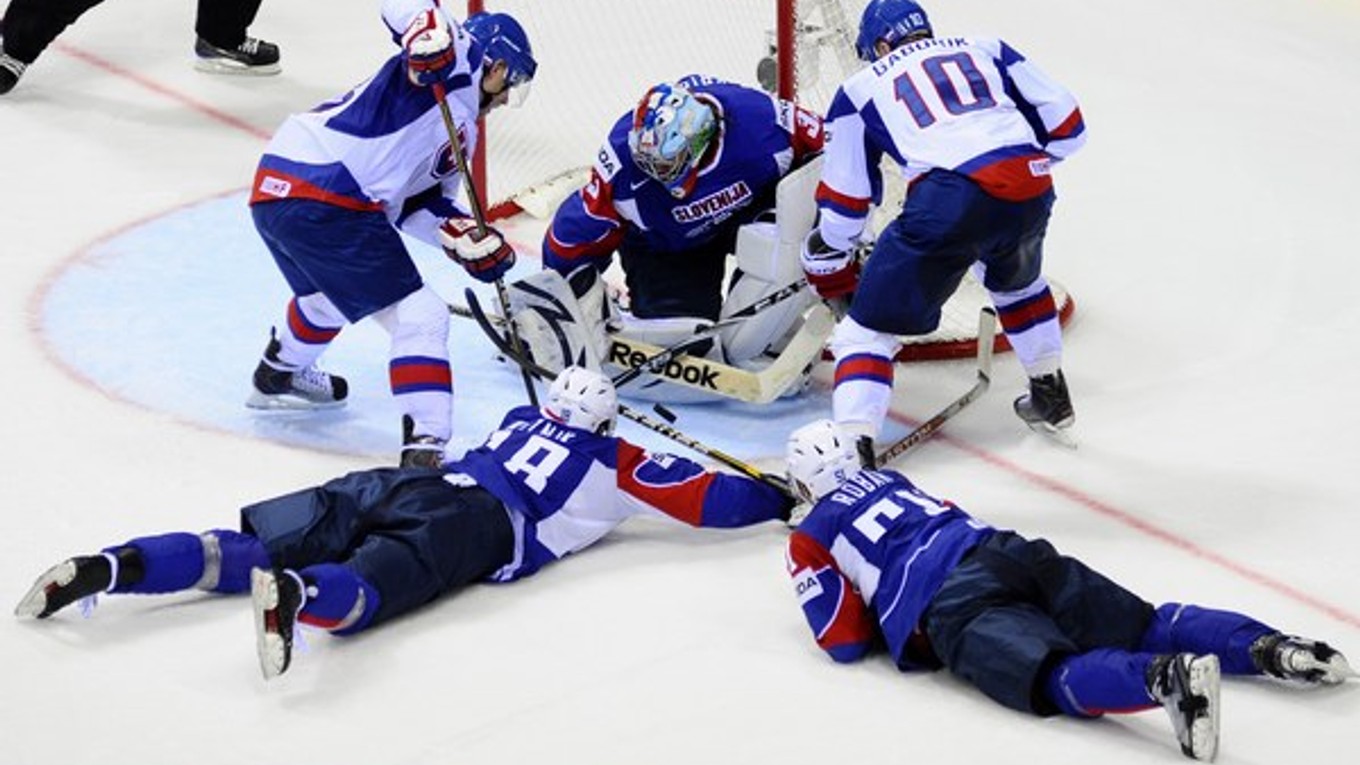 Vpravo hore Marián Gáborík, brankár Slovinska Robert Kristan a Ľuboš Bartečko počas zápasu Slovensko - Slovinsko na majstrovstvách sveta 2011 v Bratislave.
